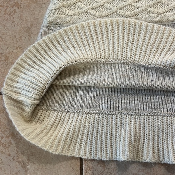 Akini Gray and Cream Knit Sweater Mini Skirt, Sz Small - Picture 3 of 8